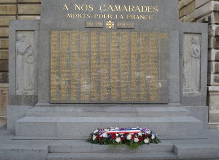 Petit bain de foule de Nicolas Sarkozy à la Préfecture de Police