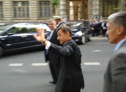 Petit bain de foule de Nicolas Sarkozy à la Préfecture de Police