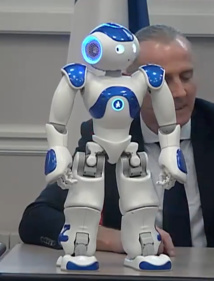 Le robot Nao fait une démonstration pendant le conseil du 15e arrondissement © capture d'écran Mairie du 15e Le robot Nao fait une démonstration pendant le conseil du 15e arrondissement © capture d'écran Mairie du 15e