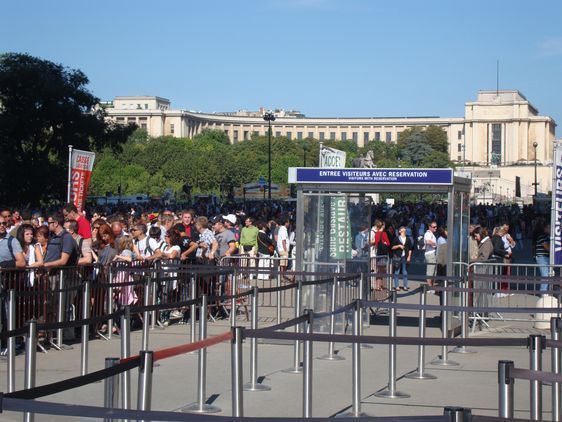 A gauche, la file d'attente pour acheter son ticket - A droite, la file vide des tickets électroniques : cliquer sur l'image pour réserver en ligne. A gauche, la file d'attente pour acheter son ticket - A droite, la file vide des tickets électroniques : cliquer sur l'image pour réserver en ligne.