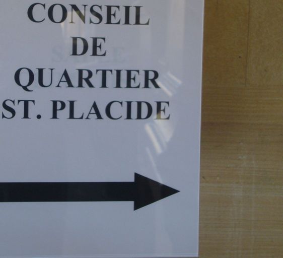 Panneau affichant la réunion du Conseil de quartier Saint-Placide.