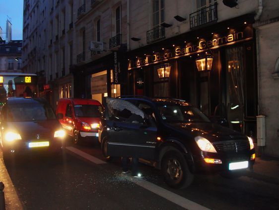Le conducteur nettoie conscienseusement sa vitre cassée
