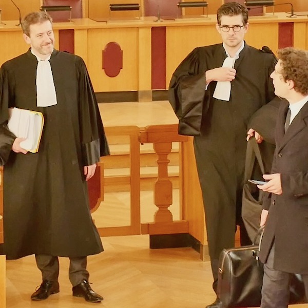 Les avocats des deux parties : à droite Maître Jeremie Assous pour la SARL Loisirs Associés et à gauche Maître Régis Froger pour la Ville de Paris.