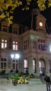 La mairie du 12e arrondissement est protégée par 10 fourgons de police et CRS le soir du vote du voeu © VD / PT La mairie du 12e arrondissement est protégée par 10 fourgons de police et CRS le soir du vote du voeu © VD / PT
