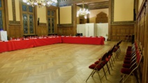 Moins de chaises pour le public pour éviter aux forains d'envahir la salle du conseil d'arrondissement pendant le vote du voeu sur la réduction de 50 % de la surface de la Foire du Trône © VD / PT