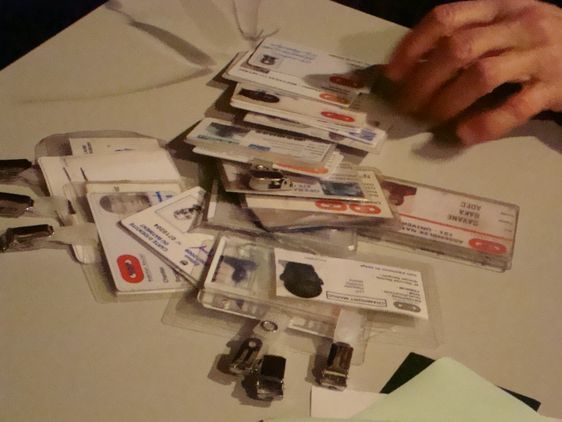Des badges attestant du travail de sans-papiers dans des entreprises