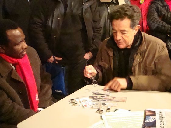 Konate Kandioura, Délégué des sans-papiers de la FAF-SAB, et Yves Cochet, député de Paris