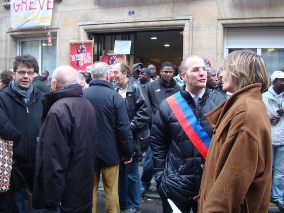 Jusque-là discret, le piquet de grève devient visible