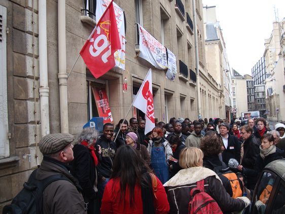 Jusque-là discret, le piquet de grève devient visible