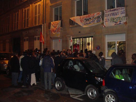 Jusque-là discret, le piquet de grève devient visible