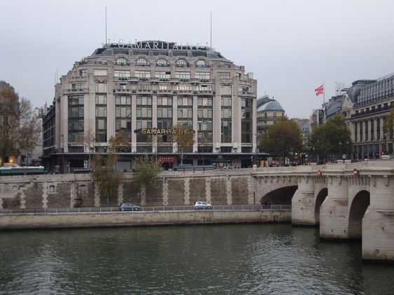 La Samaritaine, fondé en 1869 par Ernest Cognacq et Marie-Louise Jaÿ, est construite dans un style Art déco