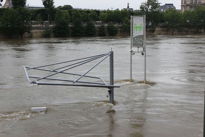 Crue de la Seine 2016 Arrêt du Batobus noyé © Djielle CC BY-SA Crue de la Seine 2016 Arrêt du Batobus noyé © Djielle CC BY-SA