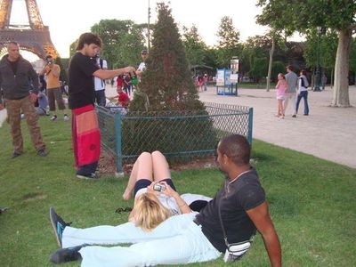 Les bouteilles d'alcool cachées dans les sacs sont vidées sur le champ