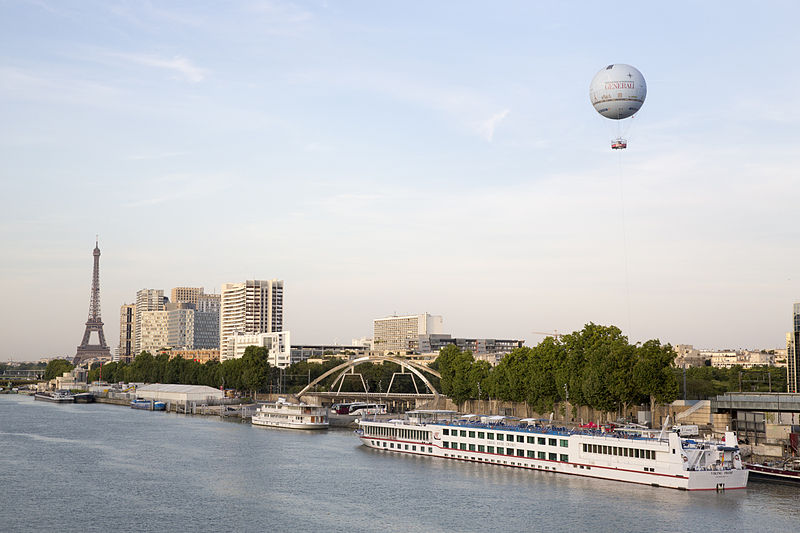 Ballon Generali survolant Paris © aero4 CC-BY SA 4.0