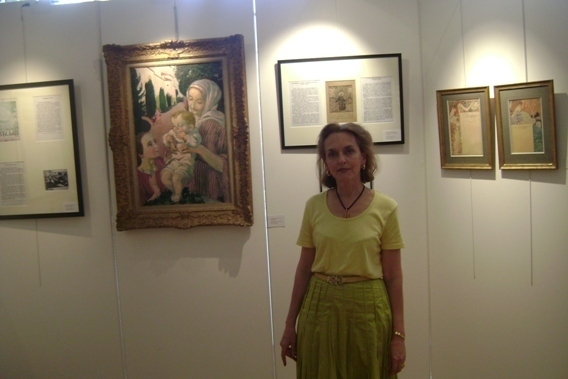 MA. Albert devant un des panneaux de l'exposition.