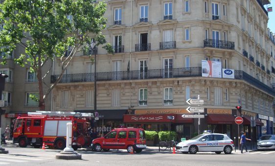 D'importants moyens sont déployés au carrefour du boulevard Montparnasse et de la rue du Cherche-Midi