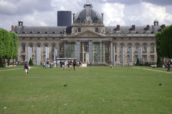 (c) MdlM - L'Ecole militaire fait face au Champ de Mars