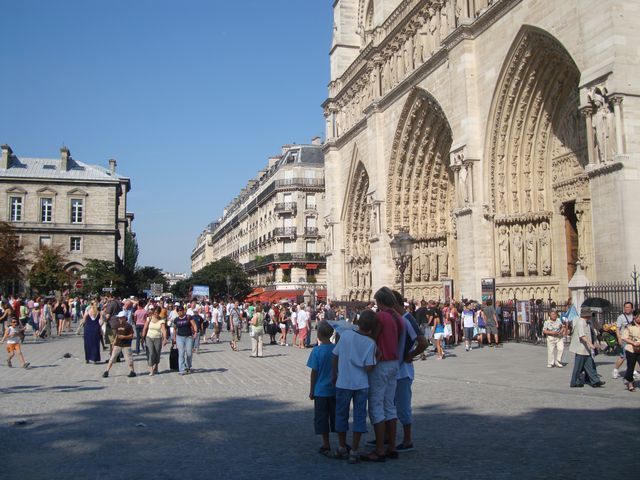 Le parvis Notre-Dame rempli de touristes en été