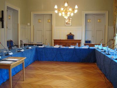La salle des mariages de la mairie du 6ème arrondissement transformée en salle pour le conseil d'arrondissement
