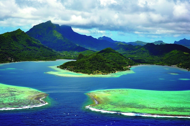 Vue de Taputapuātea depuis la passe Te Ava Mo'a - Site de Taputapuatea - Auteur P.F. Amar © SCP sur le site de l'UNESCO.