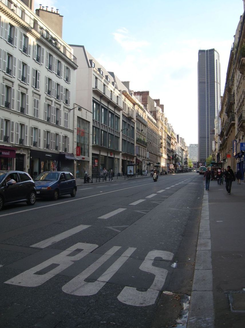 La rue de Rennes connue au n° 128 (plaque commémorative) , n° 140 (attentat de la rue de Rennes), n° 140 bis (façade et toit classés) , n° 153 (1ère église Notre Dame des Champs) et n° 169 (plaque commémorative).