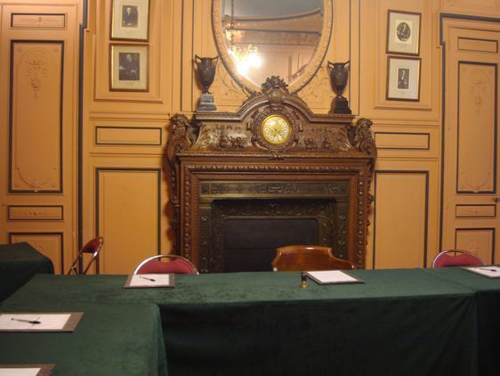 Avant le début du conseil du 8e arrondissement.