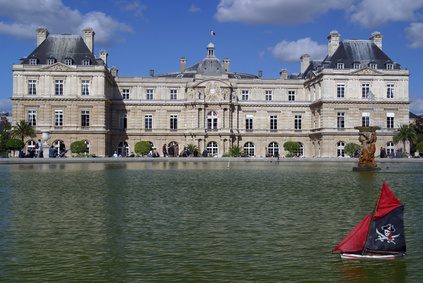 Le Sénat vu du bassin du jardin du Luxembourg © Michelle Robek