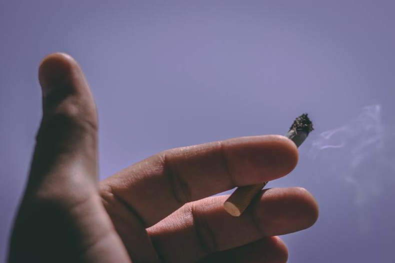 Avoir des cigarettes peut aussi être dangereux © rahul. Avoir des cigarettes peut aussi être dangereux © rahul.