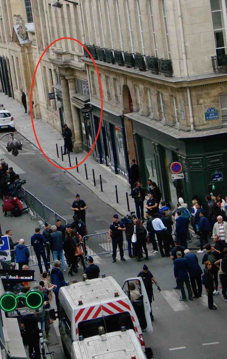 Devant le dernier domicile de Jacques Chirac dans le 6e arrondissement de Paris le jour de l'annonce de son décès le 26 septembre 2019 © PT Devant le dernier domicile de Jacques Chirac dans le 6e arrondissement de Paris le jour de l'annonce de son décès le 26 septembre 2019 © PT