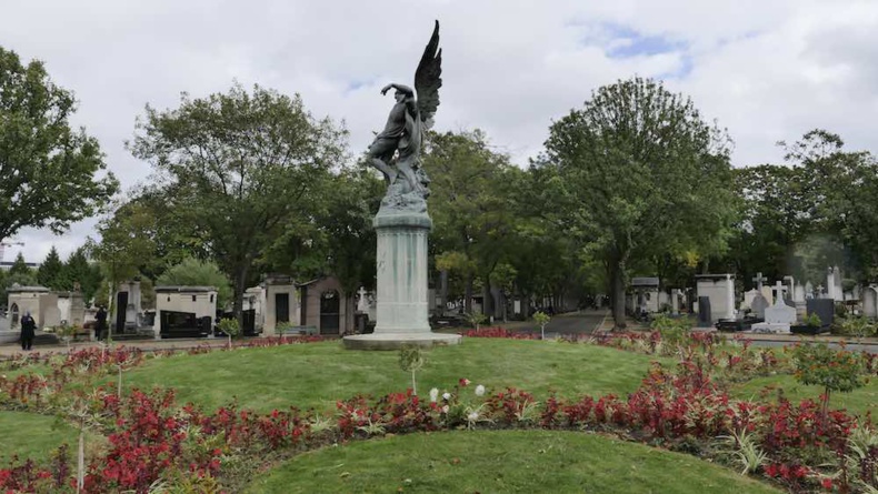 La tombe de Jacques Chirac se trouve dans l’avenue Principale, au rond-point central du cimetière du Montparnasse, devant la statue « Le Génie du sommeil éternel » © VD/PT La tombe de Jacques Chirac se trouve dans l’avenue Principale, au rond-point central du cimetière du Montparnasse, devant la statue « Le Génie du sommeil éternel » © VD/PT