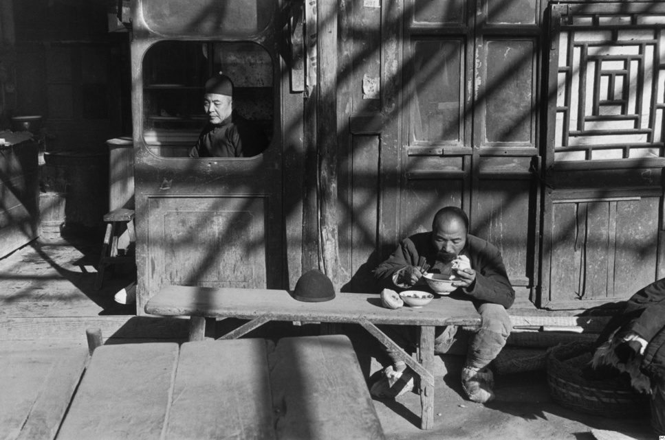 À l'entrée d'une taverne, Beijing, décembre 1948 © Fondation HCB / Magnum Photos À l'entrée d'une taverne, Beijing, décembre 1948 © Fondation HCB / Magnum Photos