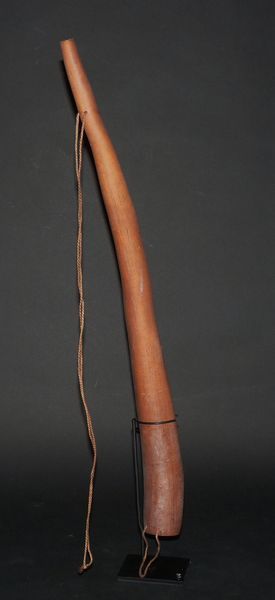 Lot 495  Etui pénien papou  Sur socle Hauteur  69 cm Estimation 200 à 300 € (c) Etude Bertrand Cornette de Saint Cyr.