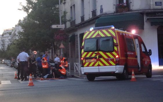 Un scooter percute une voiture à l'arrêt : un blessé.