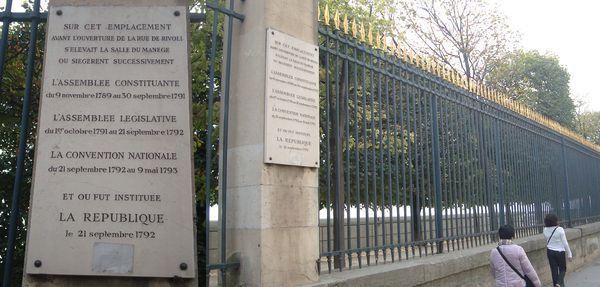 Une plaque, 2 erreurs : la Convention nationale siège dès le 20 septembre 1792 et l'An I de la République débute le 22 septembre ou les 21 et 22 septembre 1792. Une plaque, 2 erreurs : la Convention nationale siège dès le 20 septembre 1792 et l'An I de la République débute le 22 septembre ou les 21 et 22 septembre 1792.