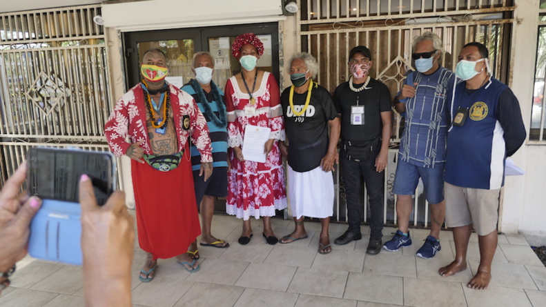 Les représentants du Roi Ali'i Nui Aleka Aipoalani avec Bernard T. qui revendique les terres © VD/MT Les représentants du Roi Ali'i Nui Aleka Aipoalani avec Bernard T. qui revendique les terres © VD/MT