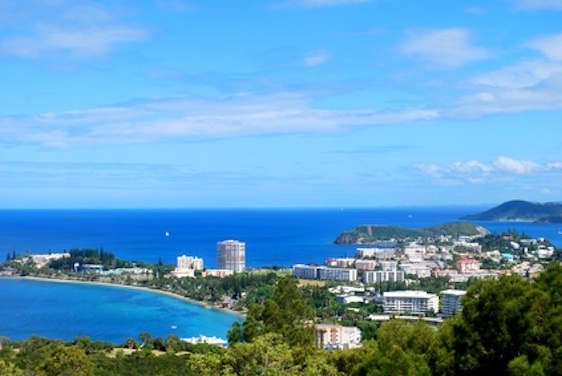 La Nouvelle-Calédonie, à 6 heures de vol de Tahiti, elle-même à 20 heures de vol de Paris : un pays d'outre-mer avec de grands espaces vides, 98 000 habitants pour 18 575 km2, où affluent de plus en plus de Français de métropole fuyant la crise © Christophe Fouquin - Fotolia.com