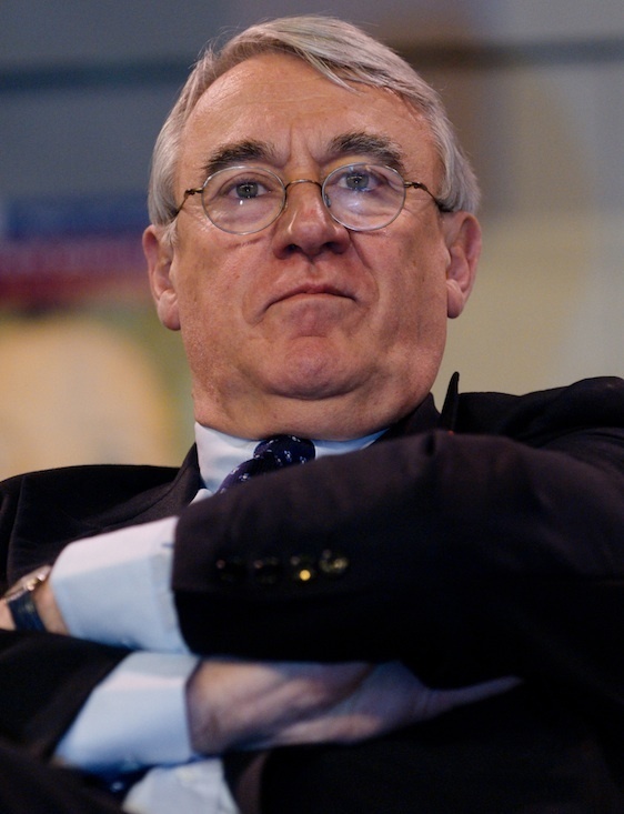 Claude Goasguen, à une réunion publique organisée par l'UMP au gymnase Japy le 27 février 2008 sur la thématique "France-Israël : une amitié au service de la paix", dans le cadre des élections municipales de 2008 © Marie-Lan Nguyen / Wikimedia Commons.