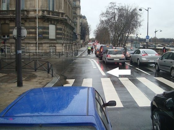 Une ligne blanche infranchissable peinte dans la nuit du 31 janvier au 1er février 2013. Il n'y a qu'1 seule voie sur 4 (1 couloir pour bus et 3 voies pour automobiles) qui permette de tourner à gauche rue de Solférino. Une ligne blanche infranchissable peinte dans la nuit du 31 janvier au 1er février 2013. Il n'y a qu'1 seule voie sur 4 (1 couloir pour bus et 3 voies pour automobiles) qui permette de tourner à gauche rue de Solférino.