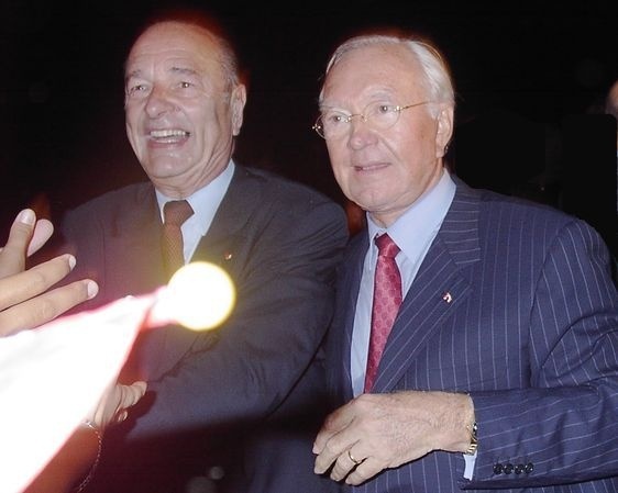 Gaston Flosse accueillant Jacques Chirac à l'aéroport international de Tahiti Faaa le 25 juillet 2003 - Photo : PP / Archives Paris Tribune.