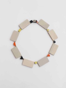 Julie Decubber, necklace Francine t. 2020, Collect/Connect, contemporary jewelery©photo Julie Decubber Julie Decubber, necklace Francine t. 2020, Collect/Connect, contemporary jewelery©photo Julie Decubber