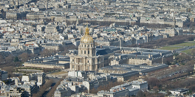7e arrondissement de Paris - En 2005, la France refuse à la Suisse la pose d'une plaque commémorant le courage de la garde Suisse, en témoignage de reconnaissance et d’amitié au peuple suisse. Le massacre de la garde Suisse le 10 août puis les 2 et 3 septembre 1792 marque le début de la Terreur. Cette plaque était destinée à la Chapelle expiatoire, ancien lieu du charnier où les corps ont été jetés. Le Maire de Paris, soutenu par le Ministre de la Culture, met son veto. La plaque est alors remise au Musée des Invalides et personne ne l'a plus jamais revue. Le Musée des Invalides, c'est 3700 mètres carrés répartis sur deux étages de l’aile Orient des Invalides. Rénové et restauré, il présente au public depuis novembre 2009 les nouvelles salles du Département Moderne, de 1643 à 1870, de Louis XIV à Napoléon III - Photo : Kadellar sous licence creative commons.