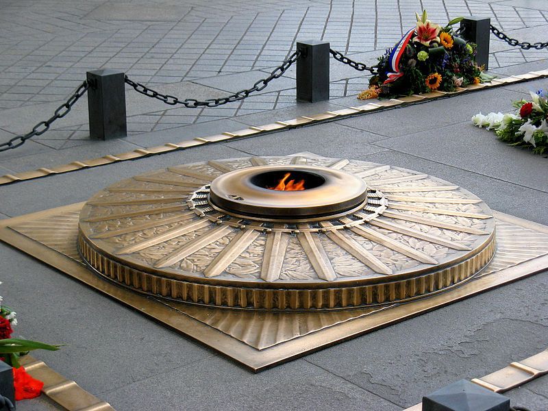 La flamme fut allumée la première fois le 11 novembre 1923 à 18h par André Maginot, ministre de la Guerre. Le ravivage de la flamme a depuis lieu chaque soir à 18h30 avec un céméronial précis - Photo : Anna Fox.