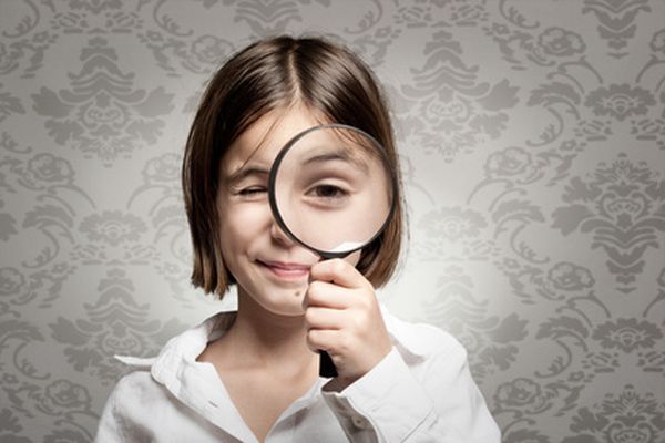 L'enfant regarde à la loupe - Photo :  Xavier Gallego Morel.