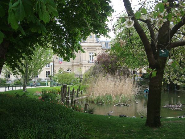 La mairie du 3e arrondissement donne sur le square Casimir Perree - Photo : EC / PT.