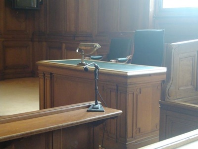 A droite dans la salle d'audience de la chambre de la presse, le siège du Procureur de la République - Photo : VD. A droite dans la salle d'audience de la chambre de la presse, le siège du Procureur de la République - Photo : VD.