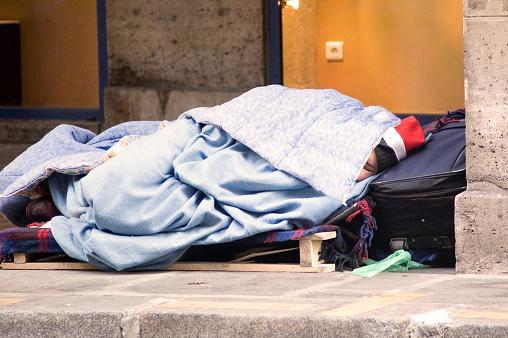 SDF dans le froid dans la rue © Jean-Michel LECLERCQ - Fotolia.com