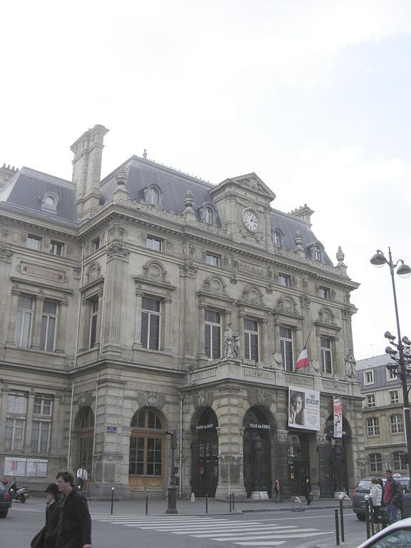 Mairie du 18ème arrondissement retouchée par Theofilo à partir d'un travail de © Gérard Janot sous licence creative commons.