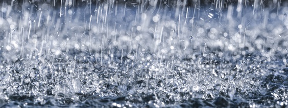 Pluies diluviennes à Tahiti et Moorea - Photo (détail) de la pluie © Vera Kuttelvaserova.