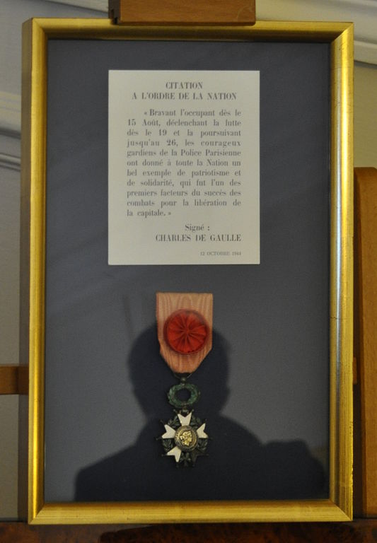 Citation à l'ordre de la nation et légion d'honneur de la préfecture de police de Paris, décernes par le général de Gaulle © Tiraden aux JEP 2015 sous licence CC