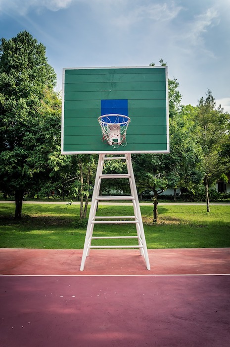 Terrain de basket en pleine terre © DR.
